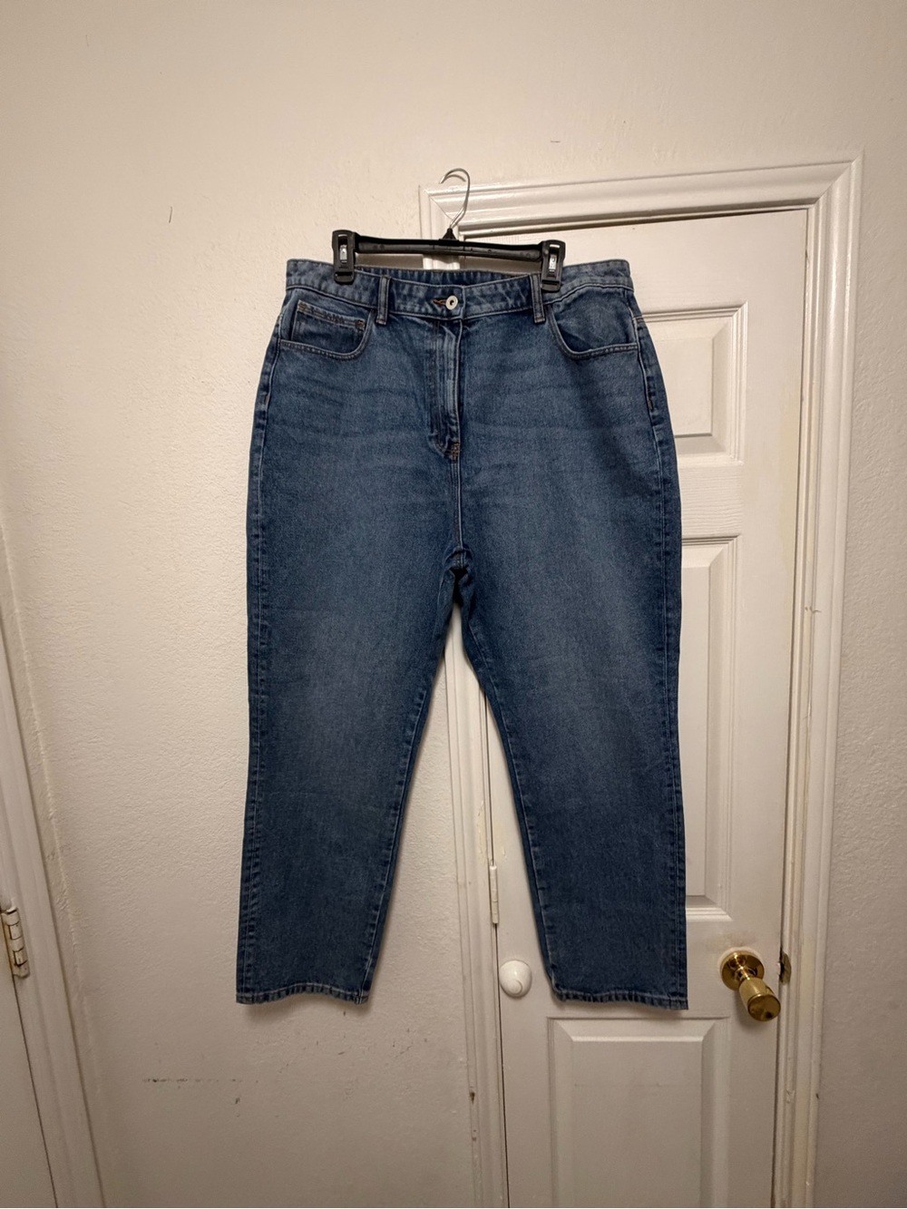 Straight Leg High-Rise Women's Jeans in Medium Blue